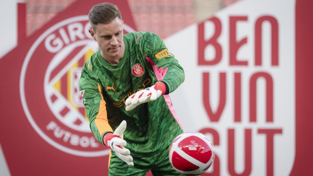 Ter Stegen atrapa el balón en su presentación con el Girona FC