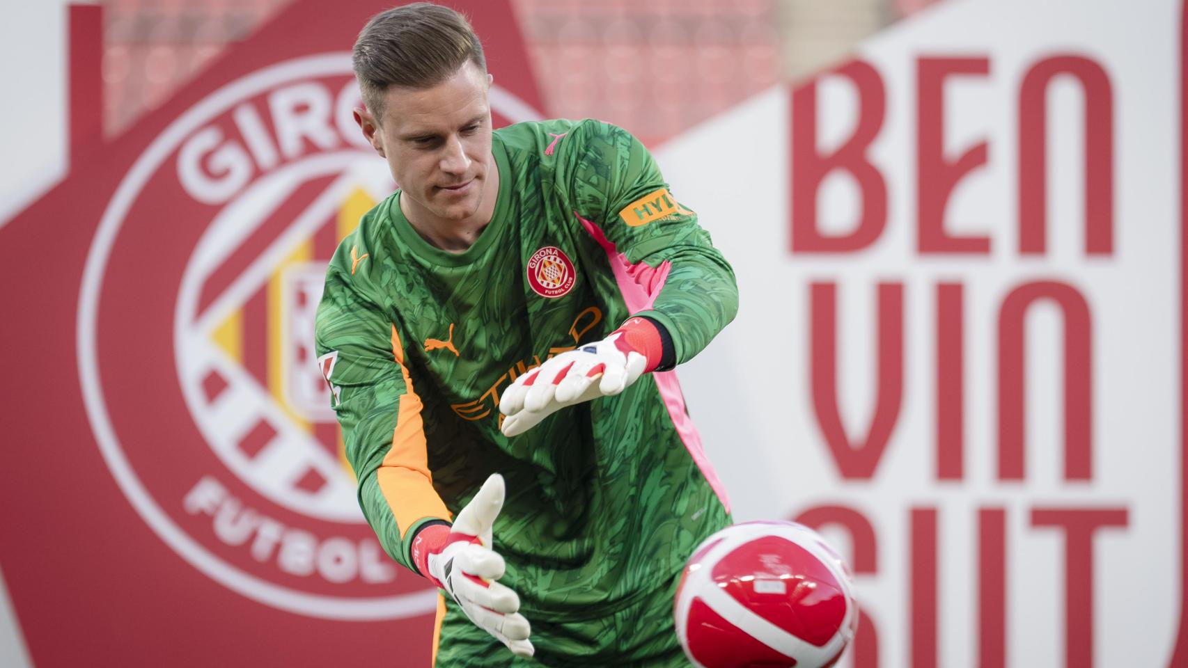Ter Stegen atrapa el balón en su presentación con el Girona FC