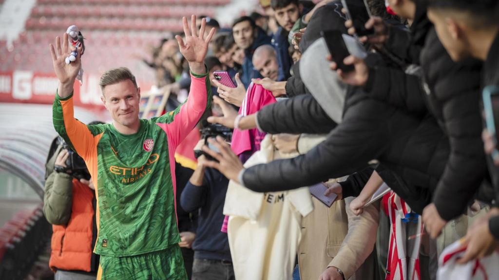 Ter Stegen saluda a l'afició del Girona a Montilivi durant la seva presentació