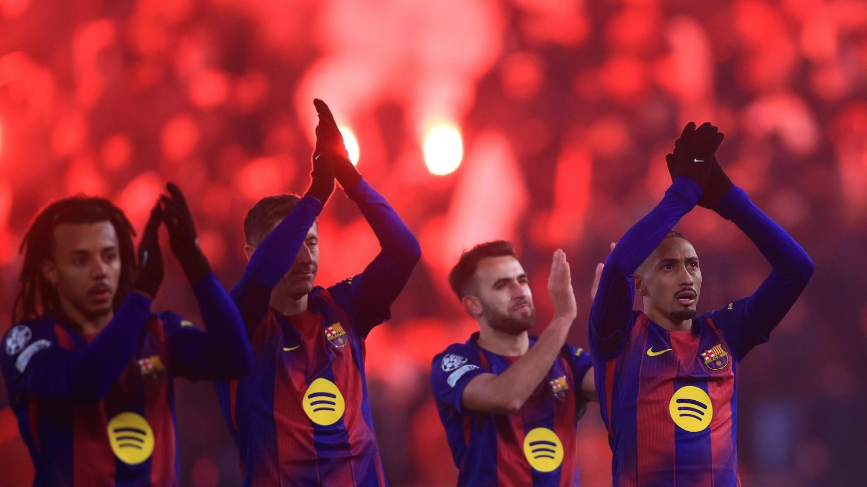 Los jugadores del Barça aplauden a la afición culé tras su victoria en Praga