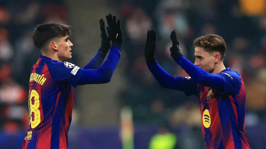 Gerard Martín felicita a Fermín López por uno de sus goles durante el Slavia-Barça