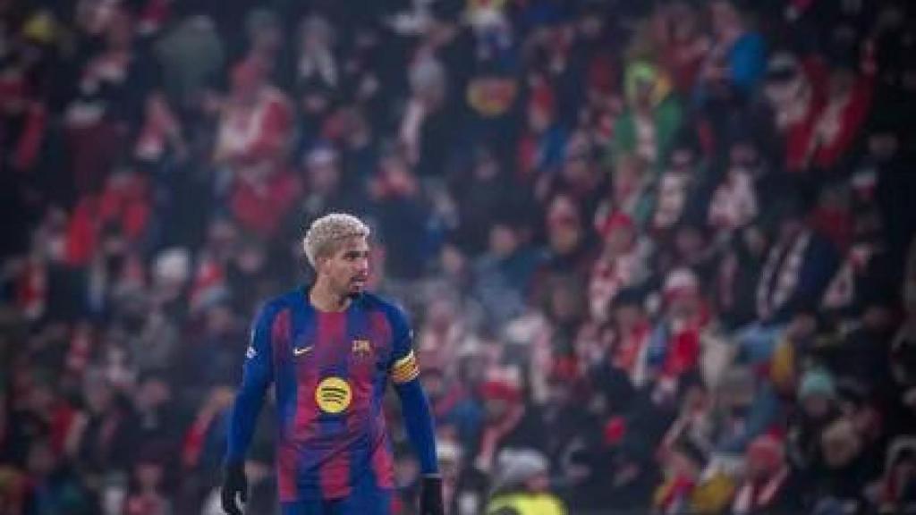 Ronald Araujo durante el Slavia-Barça