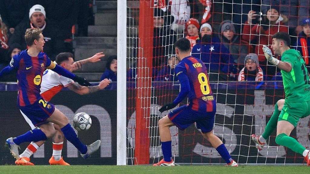 Pedri, en la acción del primer gol del Slavia