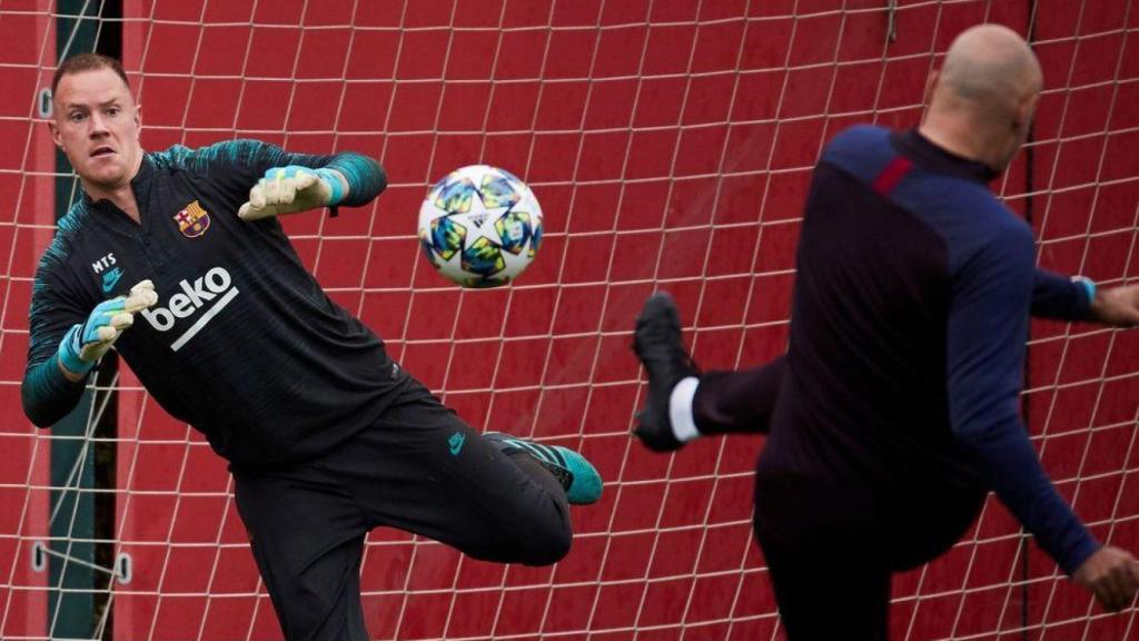 Ter Stegen para un balón lanzado por José Ramón de la Fuente en un entrenamiento