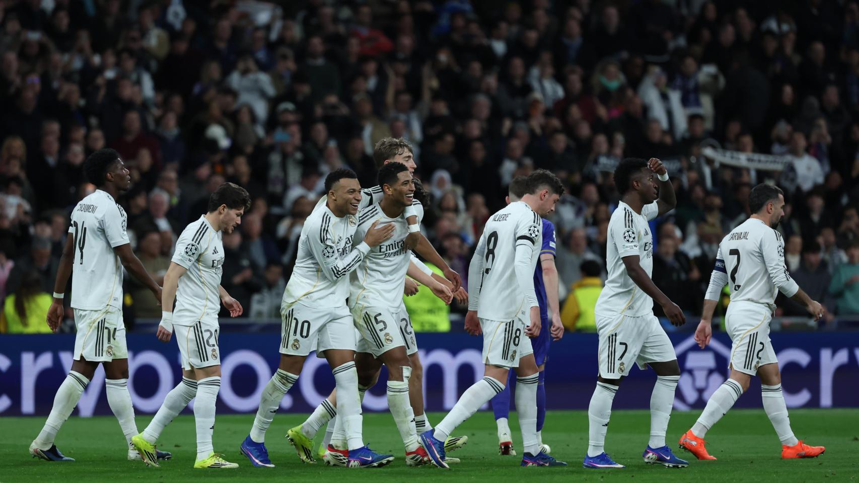 Los jugadores del Real Madrid celebran el gol de Jude Bellingham ante el AS Mónaco en la Champions League