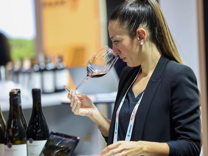 Una joven cata un vino: el relevo generacional será una de las temáticas de la feria