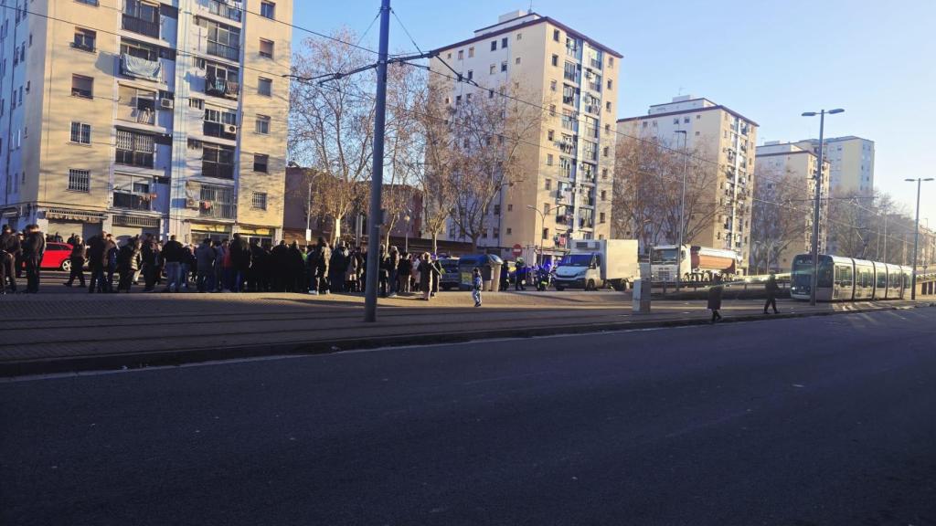 Los vecinos de Sant Roc cortan la C-31 en Badalona