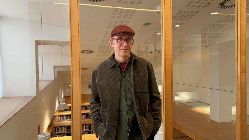 El filósofo Roman Krznaric, en la entrevista con 'Letra Global', en la Biblioteca Jaume Fuster