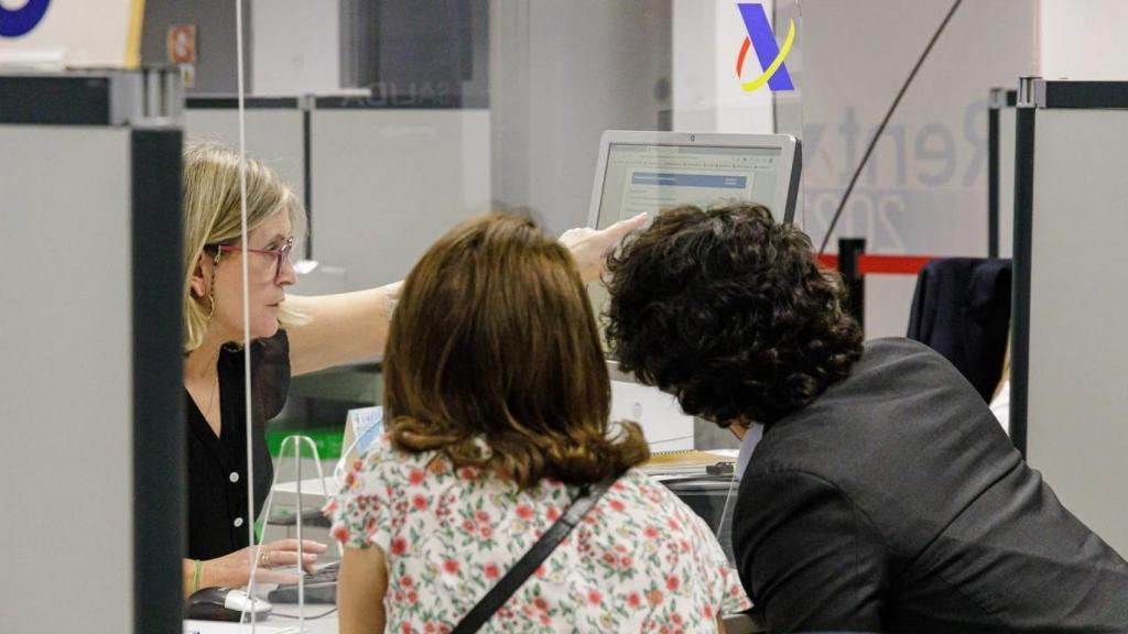 Varias personas son atendidas en la Agencia Tributaria para presentar la declaración de la renta / Europa Press