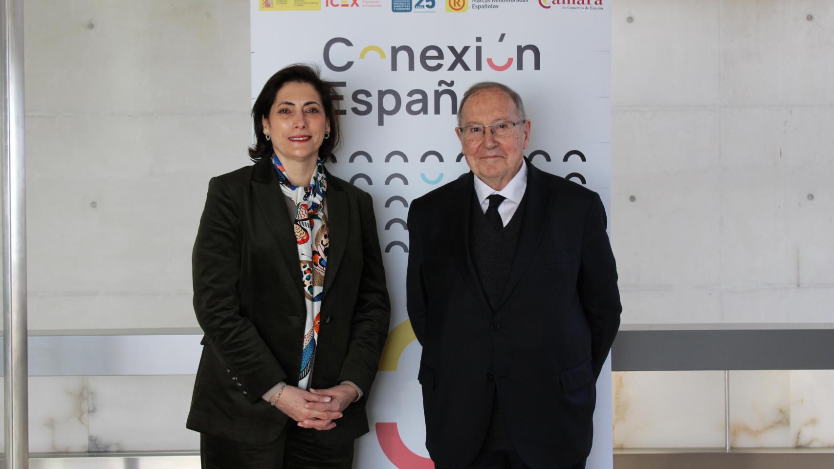 María Luisa Martínez, directora de Comunicación de Caixabank y patrona de la Fundación Conexión España, junto al presidente del organismo y de la Cámara de España, José Luis Bonet / FUNDACIÓN CONEXIÓN ESPAÑA