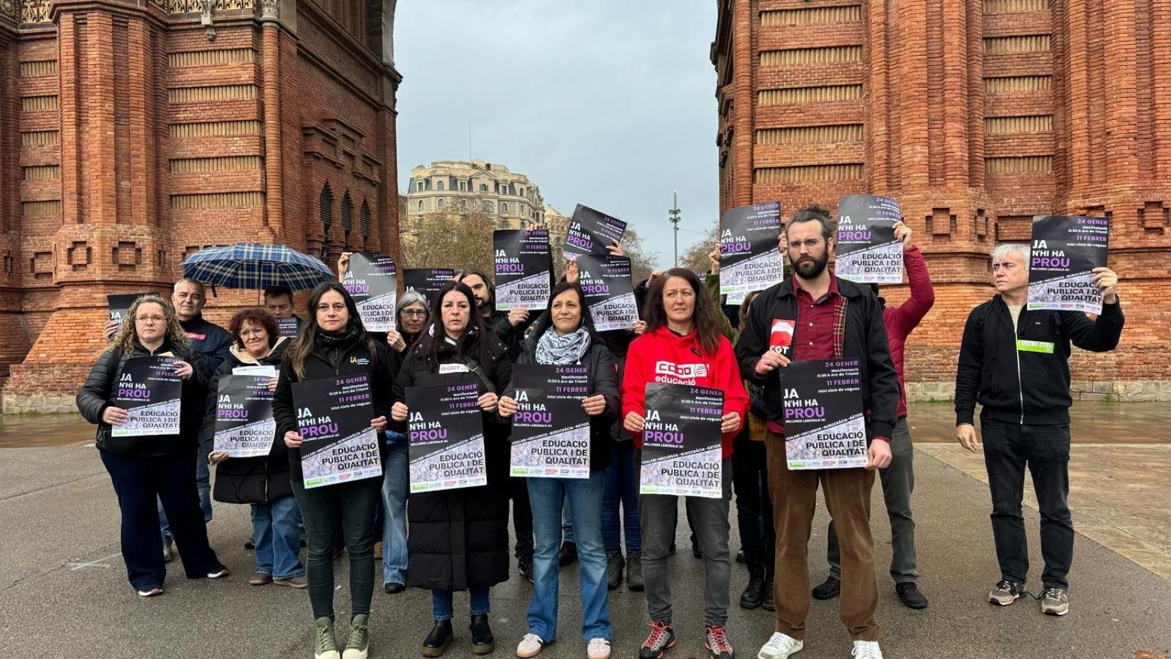 Los representantes de los sindicatos educativos este jueves tras la rueda de prensa en el Arc de Triomf de Barcelona