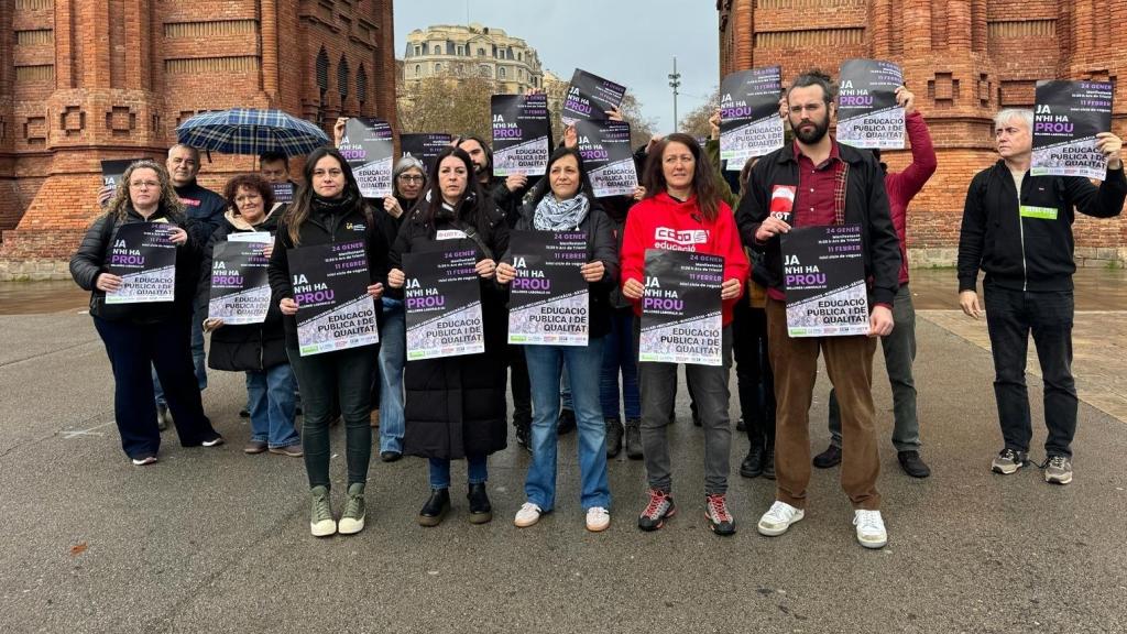Los representantes de los sindicatos educativos este jueves tras la rueda de prensa en el Arc de Triomf de Barcelona