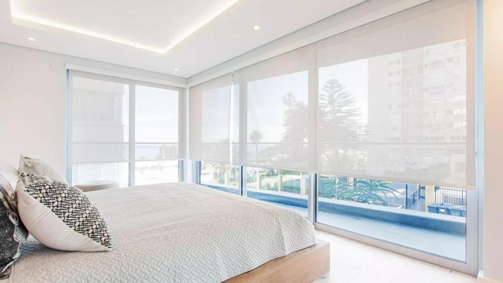 Estores translúcidos en un dormitorio