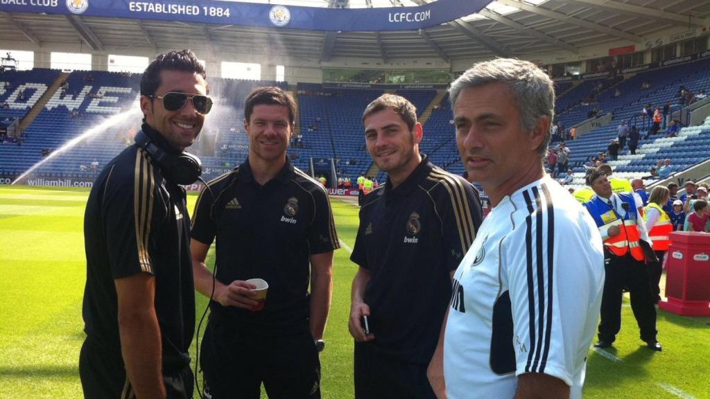 Álvaro Arbeloa, Xabi Alonso, Iker Casillas y José Mourinho, en un estadio antes de un partido del Real Madrid