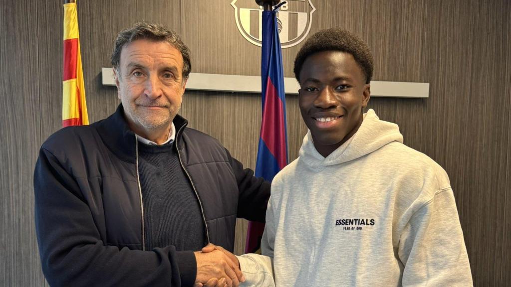 José Ramon Alexanco y Ebrima Tunkara, en el acto de renovación de la joya de 15 años