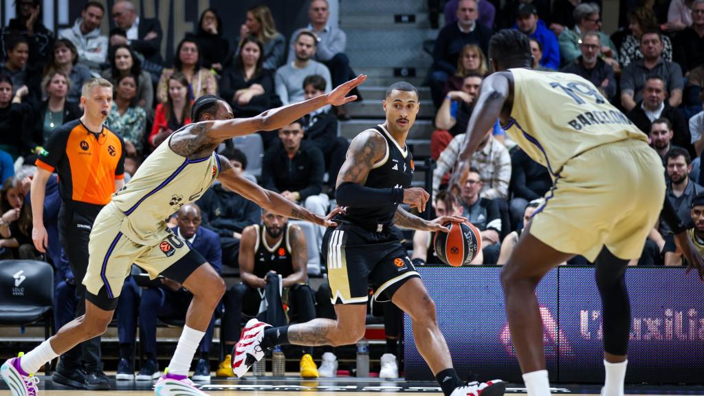 Kevin Punter defiende a un jugador del Asvel Lyon en partido de la Euroliga