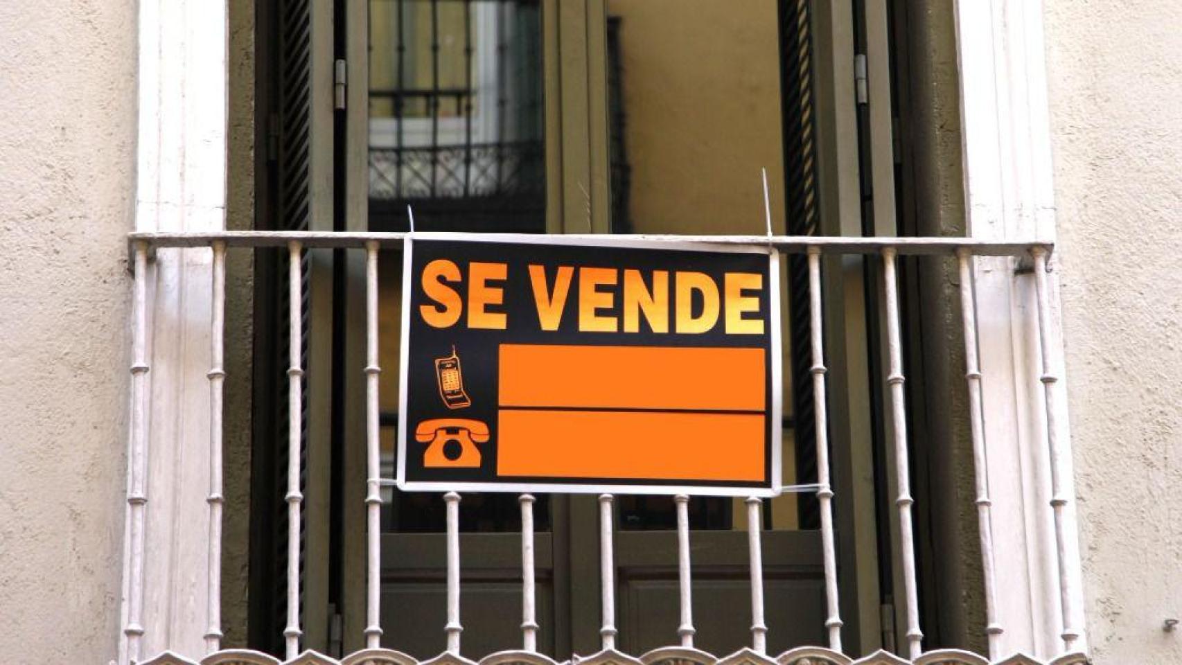Cartel de se vende en el balcón de una vivienda