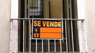 Cartel de se vende en el balcón de una vivienda