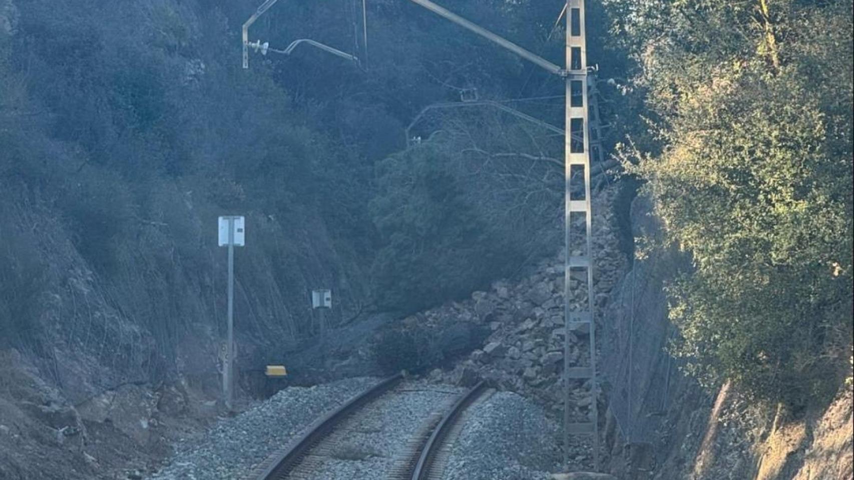 Desprendimiento de tierras sobre las vías de Rodalies en la R1, a la altura de Maçanet