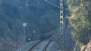 Desprendimiento de tierras sobre las vías de Rodalies en la R1, a la altura de Maçanet