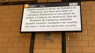 Un cartel anunciando la suspensión de Rodalies hoy sábado
