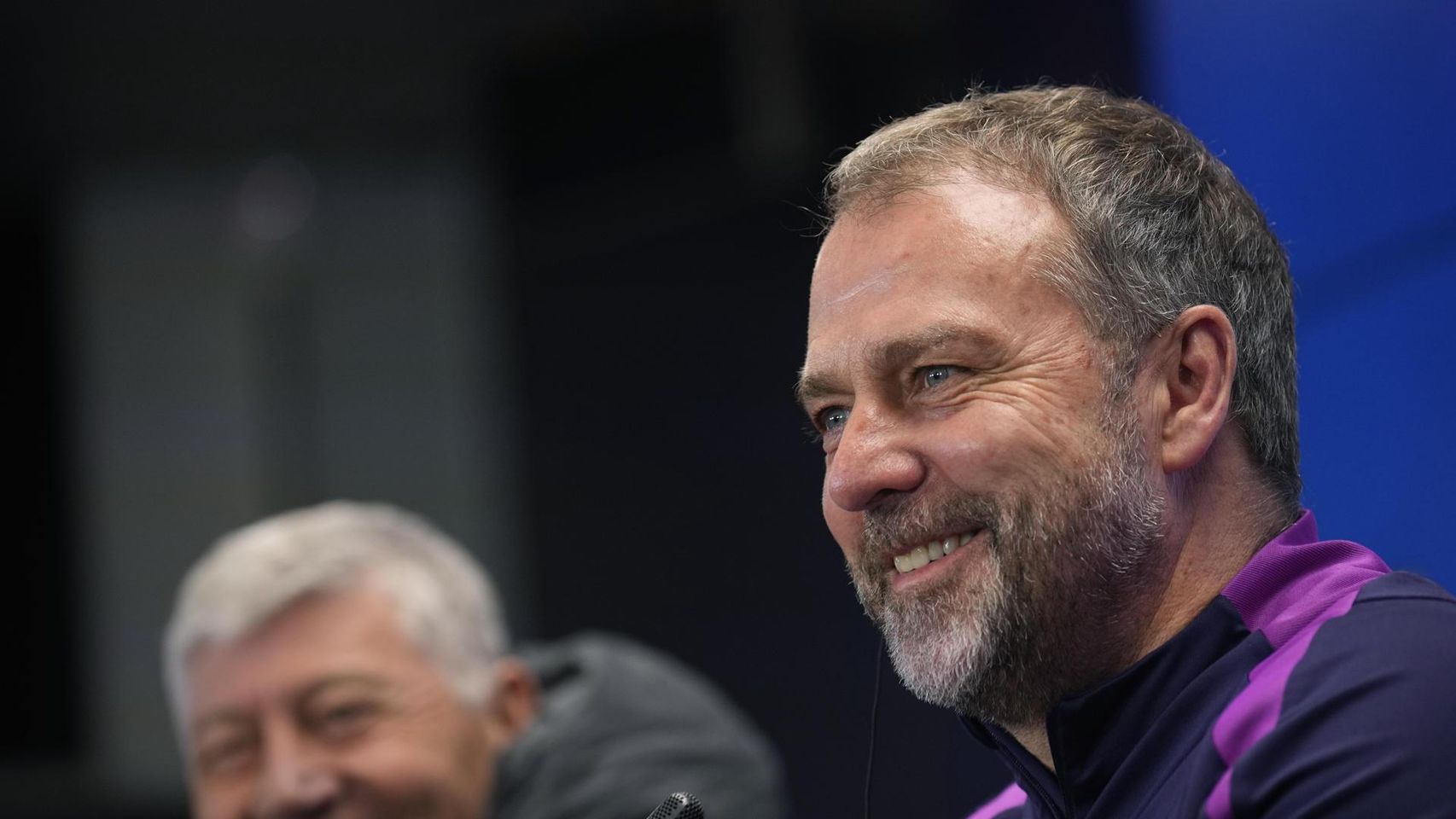 Hansi Flick sonríe en la rueda de prensa previa al Barça-Real Oviedo