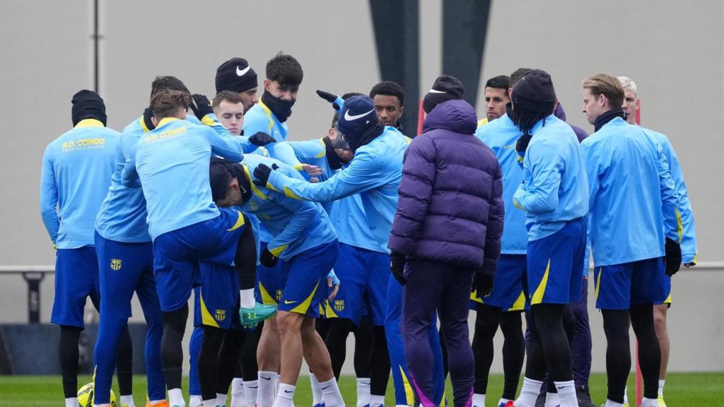 El Barça hace el pasillo a Pau Cubarsí tras haber cumplido 19 años