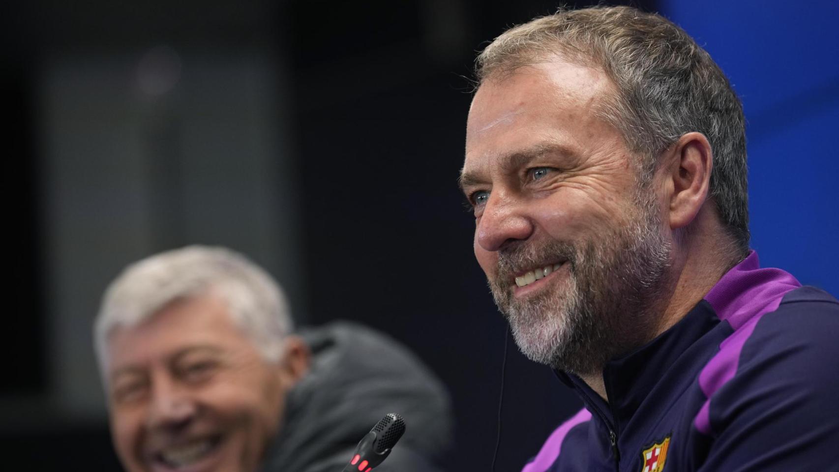 Hansi Flick sonríe en la rueda de prensa previa al Barça-Real Oviedo