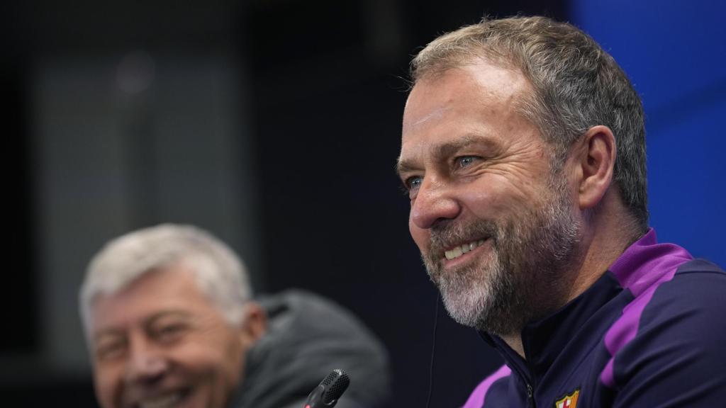 Hansi Flick sonríe en la rueda de prensa previa al Barça-Real Oviedo