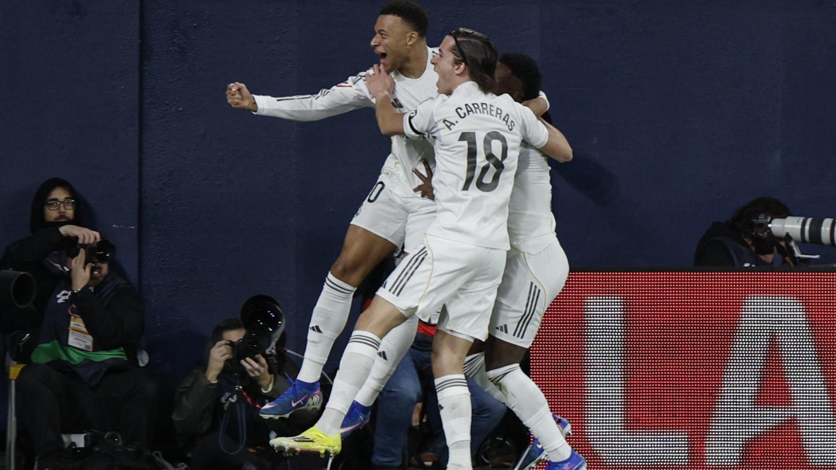 Los jugadores del Real Madrid celebran el gol de Kylian Mbappé en la Cerámica contra el Villarreal