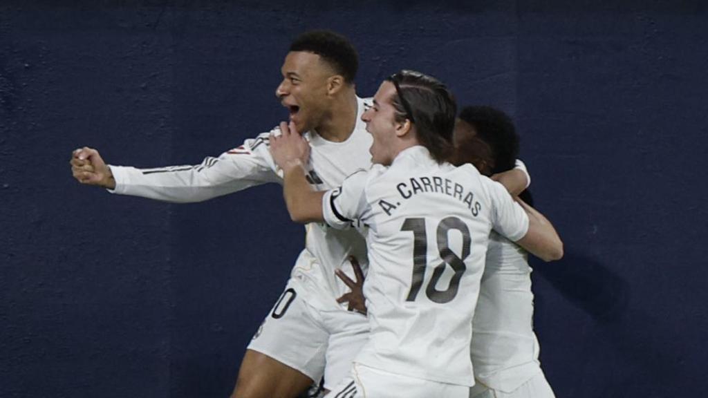 Los jugadores del Real Madrid celebran el primer gol de Kylian Mbappé en la Cerámica contra el Villarreal
