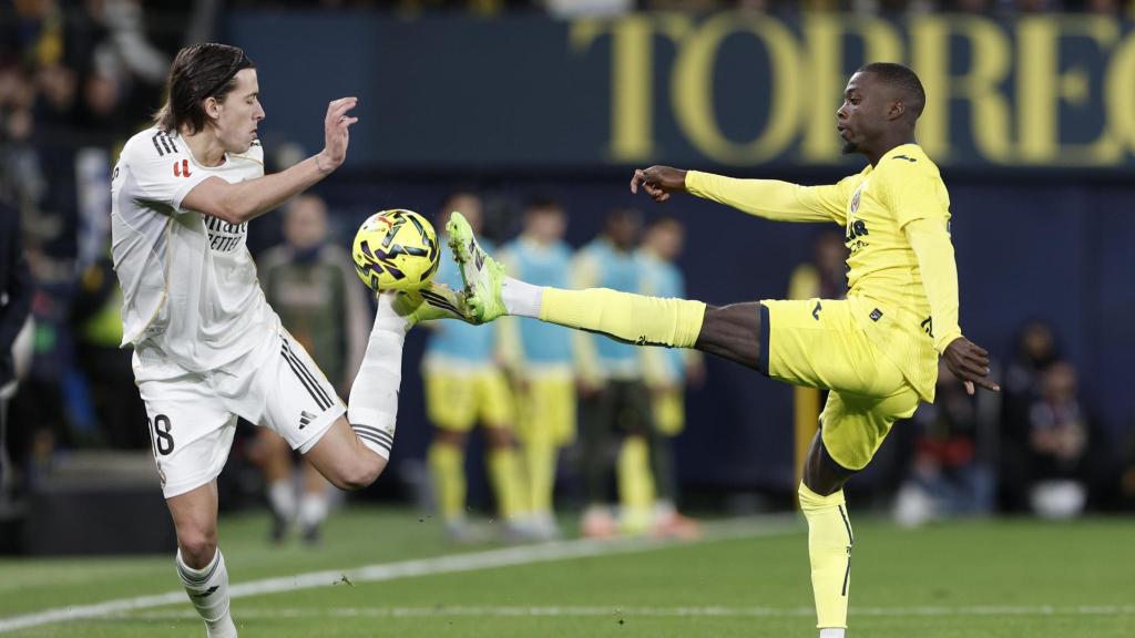 Álvaro Carreras y Nicolás Pepé luchan por el balón en el Villarreal-Real Madrid de la Liga