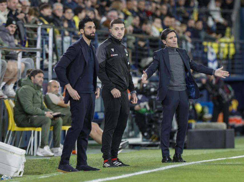 Álvaro Arbeloa i Marcelino observen el Vila-real-Reial Madrid de la Lliga