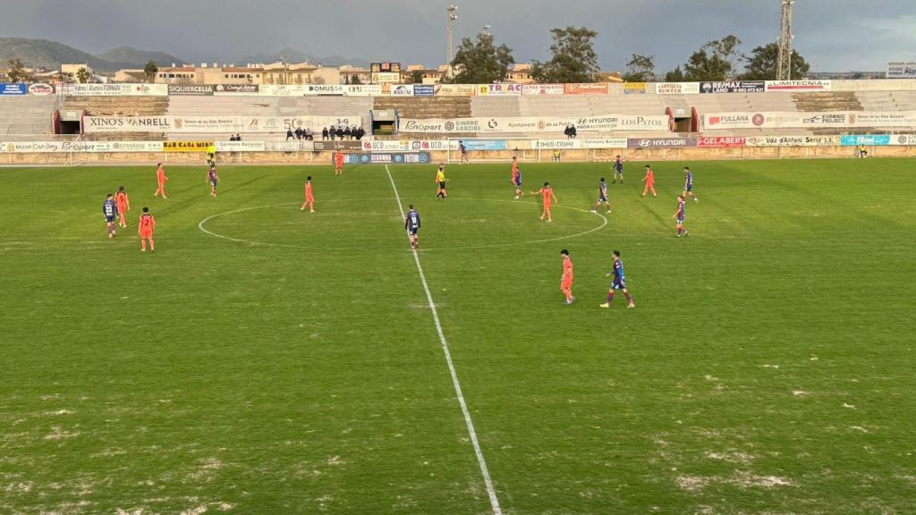 Los jugadores del Barça B se enfrentan a la UD Poblense, los líderes de Segunda Federación