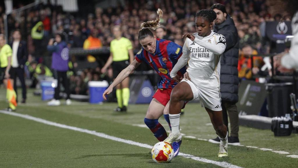 Ona Batlle lucha con Linda Caicedo en el Barça Femenino-Real Madrid de la final de la Supercopa de España