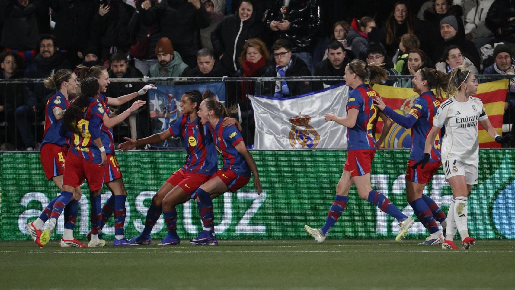 Las jugadoras del Barça Femenino celebran el gol de Esmee Brugts en la final de la Supercopa de España contra el Real Madrid