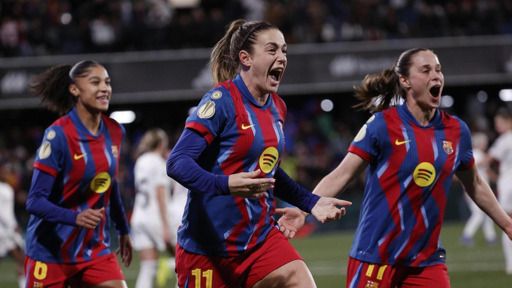 Sydney Schertenleib, Alexia Putellas y Ewa Pajor celebran el último gol del Barça Femenino en la final de la Supercopa de España contra el Real Madrid