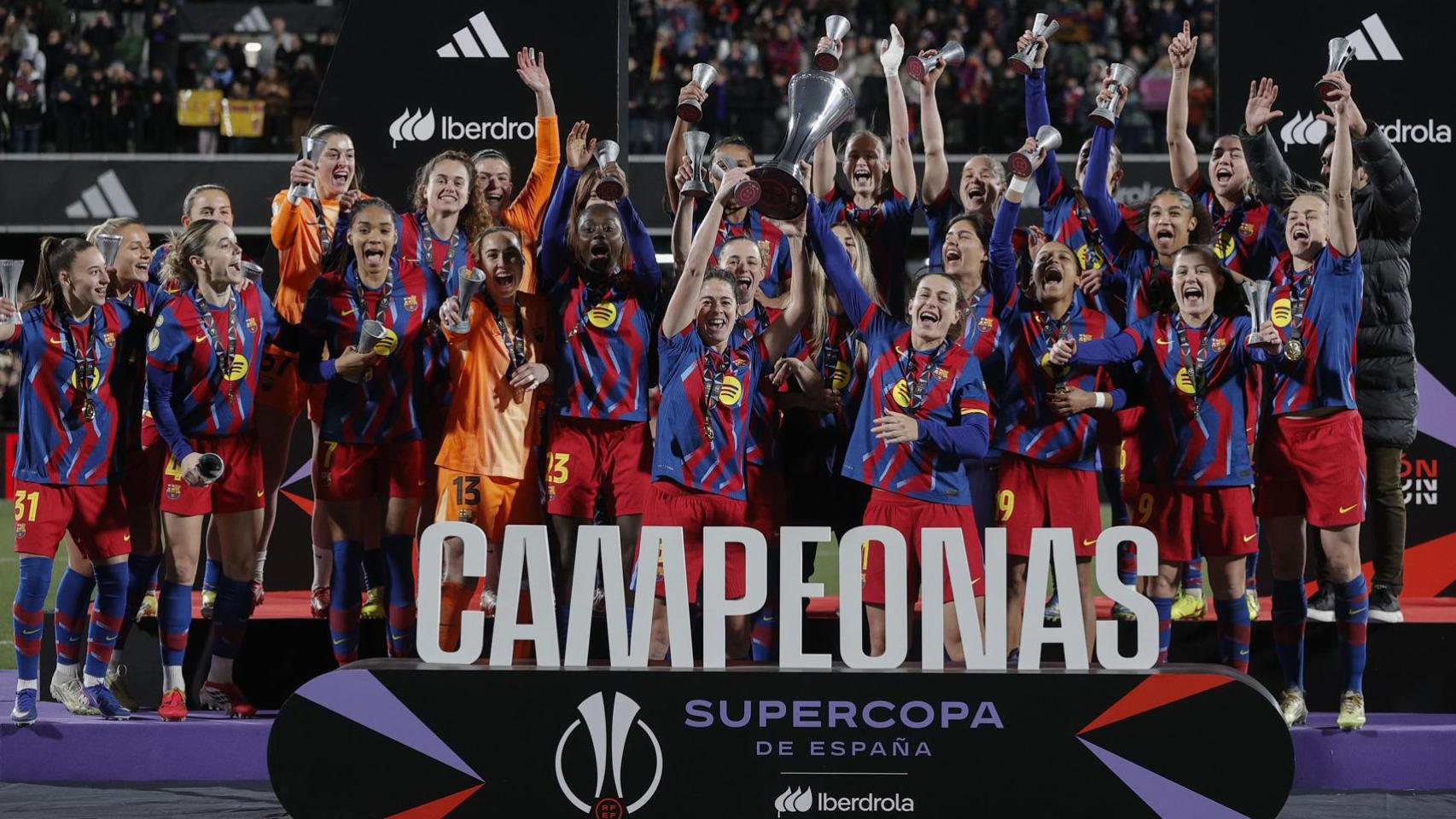 Las jugadoras del Barça Femenino celebran la conquista de la Supercopa de España tras ganar en la final al Real Madrid