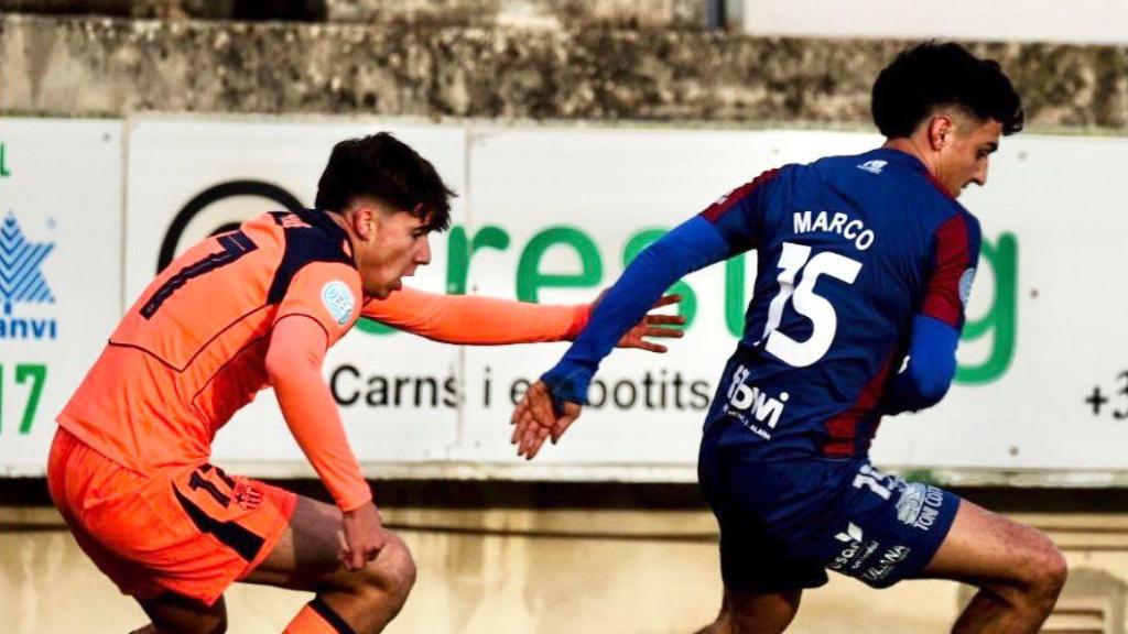 Jofre Torrents persigue a un jugador de la UD Poblense en un partido del Barça B