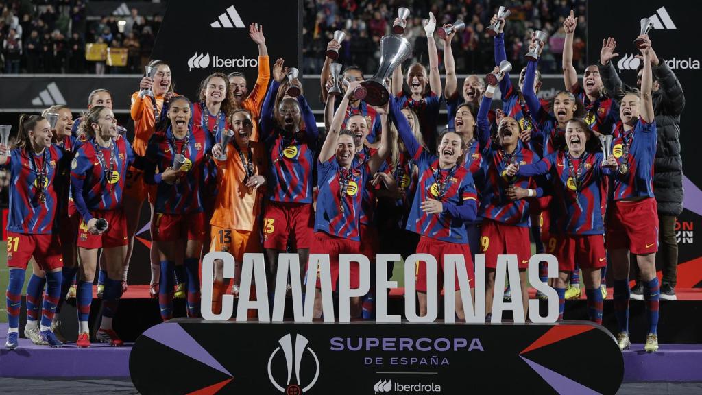 Las jugadoras del Barça Femenino celebran la conquista de la Supercopa de España tras ganar en la final al Real Madrid