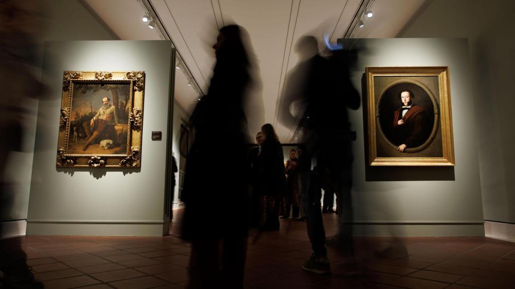 Dos lienzos de Joaquín Domínguez Bécquez, un autorretrato vestido de cazador (1855) y el retrato del político y periodista Manuel Moreno López (1830).