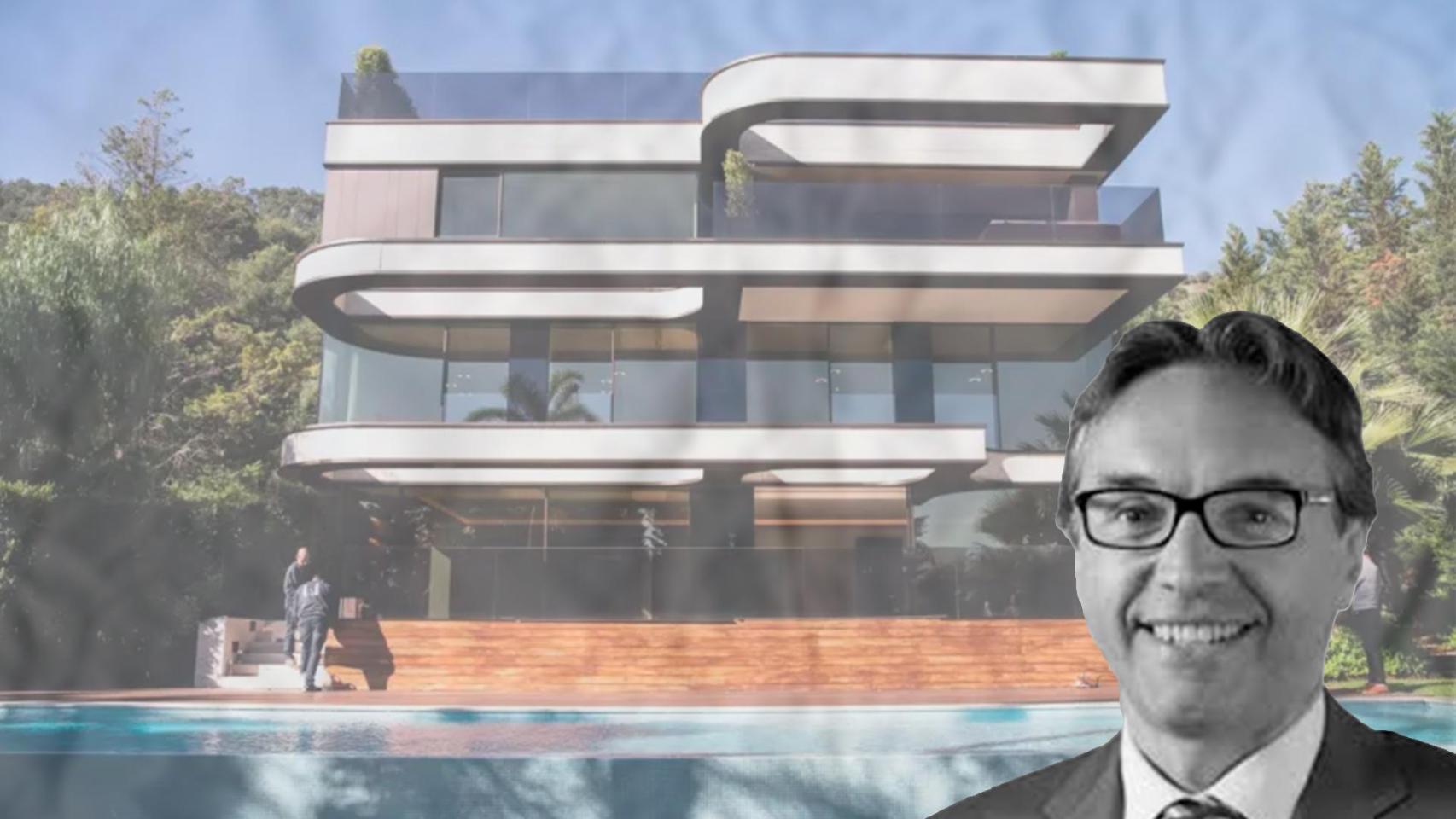 Joan Hortalà i Vallvé, con una vivienda de lujo al fondo / CG