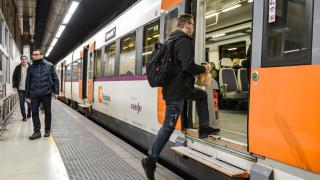 Viajeros cogiendo un tren de rodalies, en la estación de Sants, este viernes 23 de enero en Barcelona