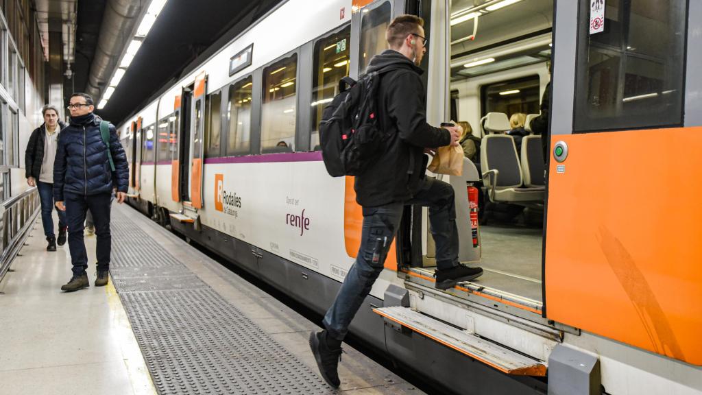 Viajeros cogiendo un tren de rodalies, en la estación de Sants, este viernes 23 de enero en Barcelona