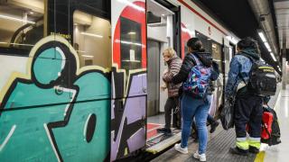 Pasajeros subiendo a un tren de Rodalies el pasado viernes en la estación de Sants