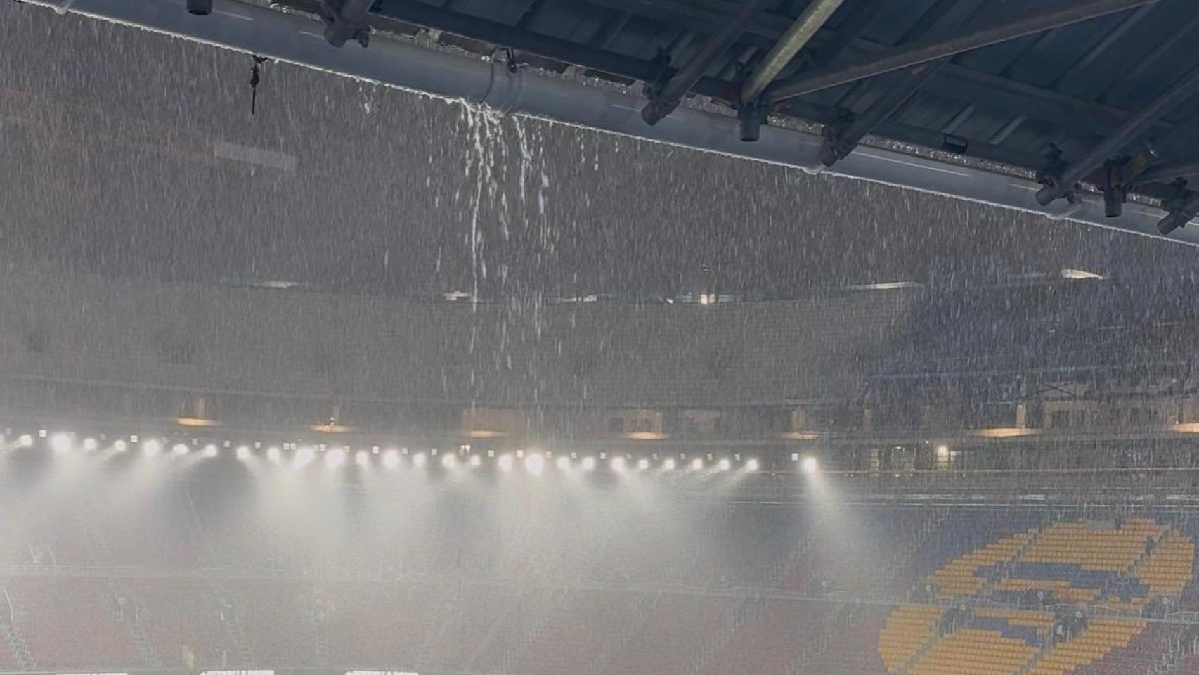 El techo de la tribuna de prensa del Camp Nou, chorreando agua