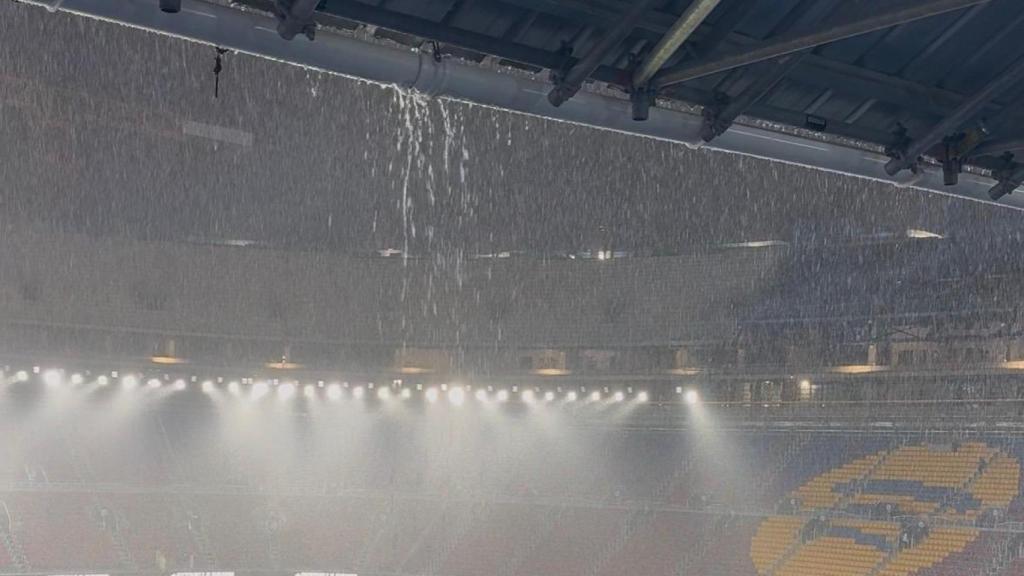 El techo de la tribuna de prensa del Camp Nou, chorreando agua