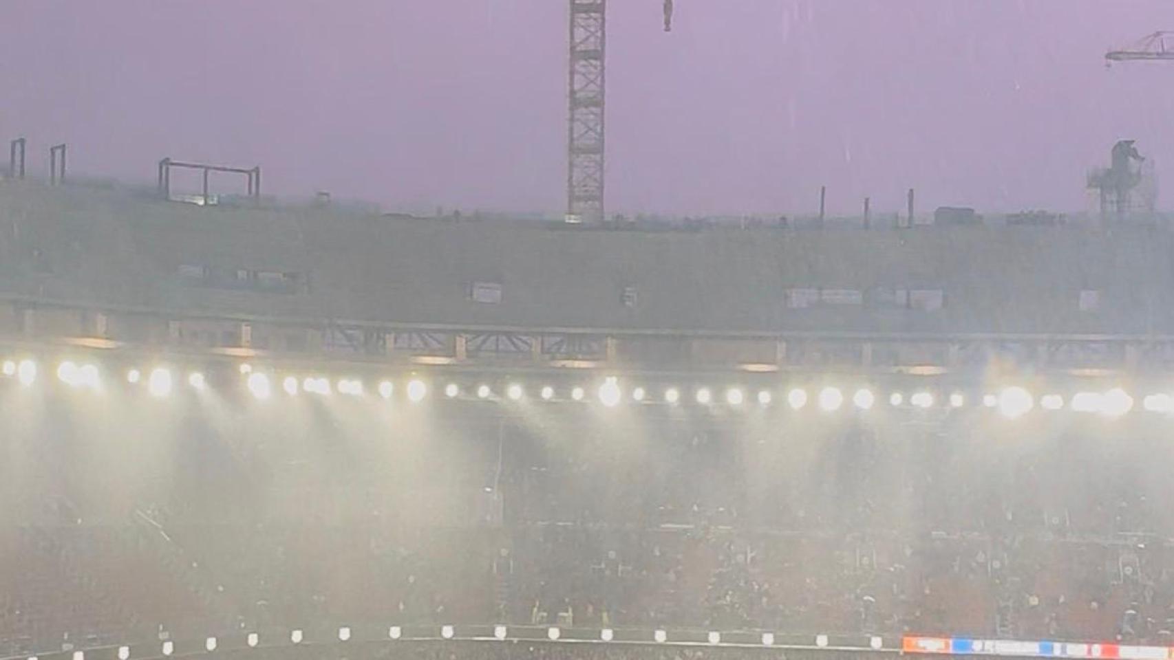 Un relámpago asedia el Camp Nou en el Barça-Real Oviedo
