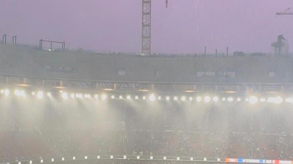 Un relámpago asedia el Camp Nou en el Barça-Real Oviedo