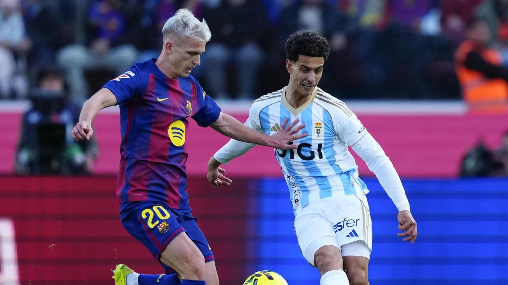 Dani Olmo lucha por el balón en el Barça-Real Oviedo de la Liga